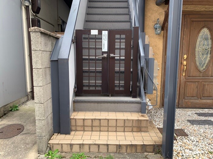 物件外観写真2　(エントランス部分)