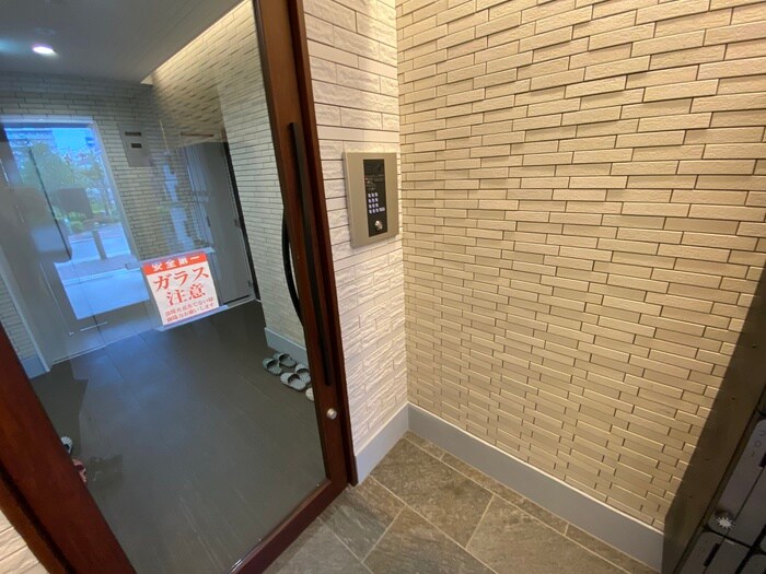 物件外観写真4　(エントランス部分)