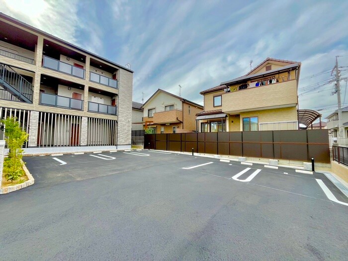 物件外観写真2　(駐車場)
