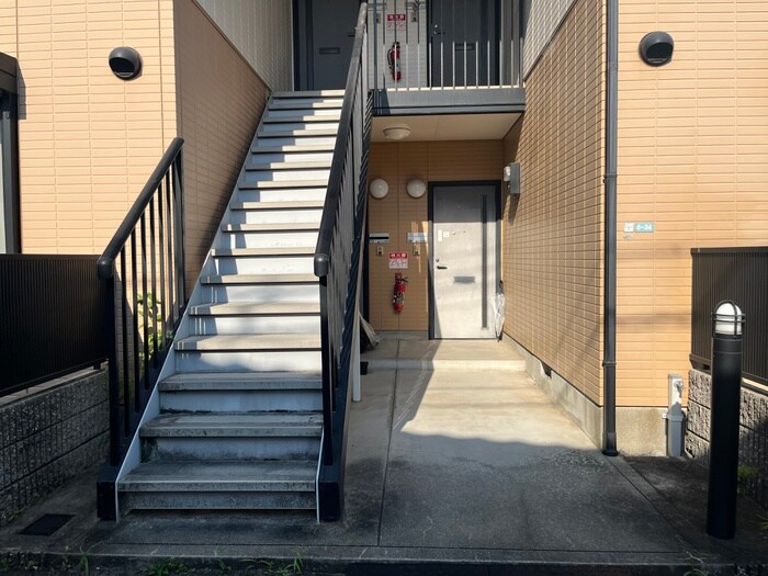 物件外観写真3　(エントランス部分)