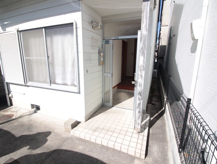 物件外観写真3　(エントランス部分)