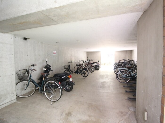 物件外観写真4　(駐輪場)