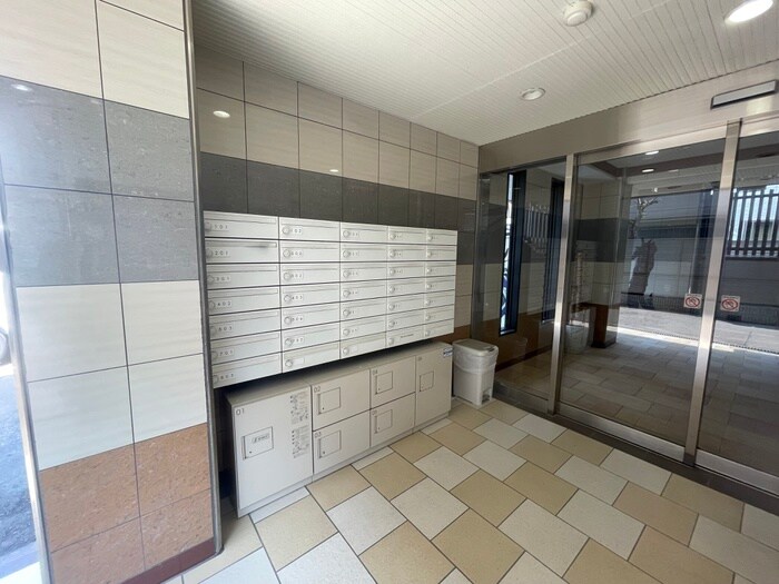 物件外観写真2　(エントランス部分)