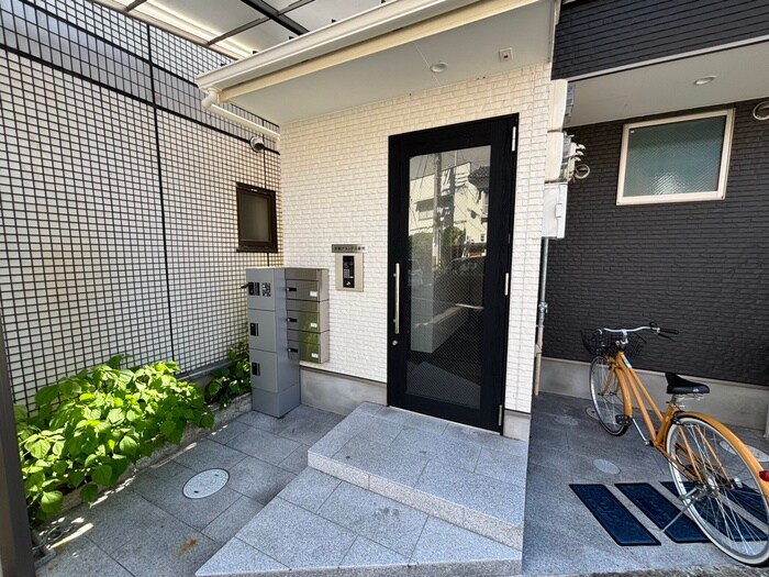 物件外観写真3　(エントランス部分)