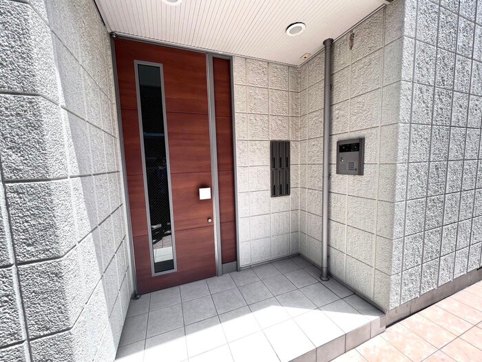 物件外観写真2　(エントランス部分)