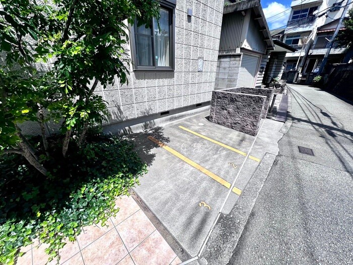 物件外観写真4　(バイク置き場)