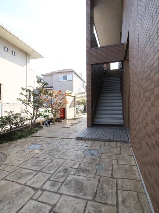 物件外観写真6　(エントランス部分)