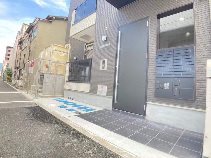 物件外観写真5　(エントランス部分)