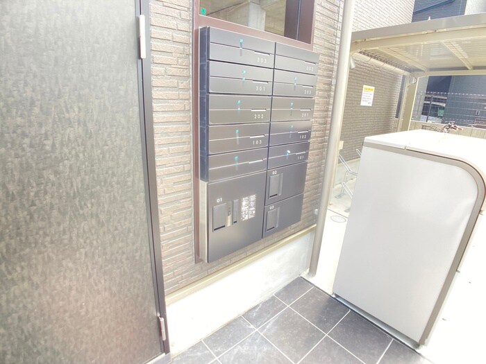 物件外観写真6　(エントランス部分)