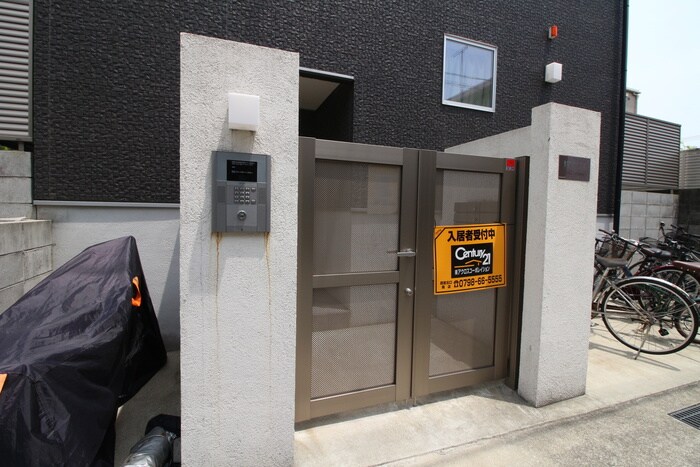 物件外観写真2　(エントランス部分)