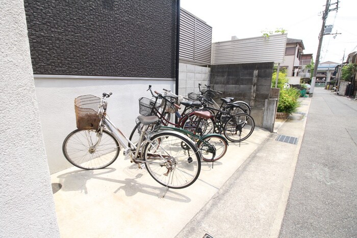 物件外観写真3　(バイク置き場)