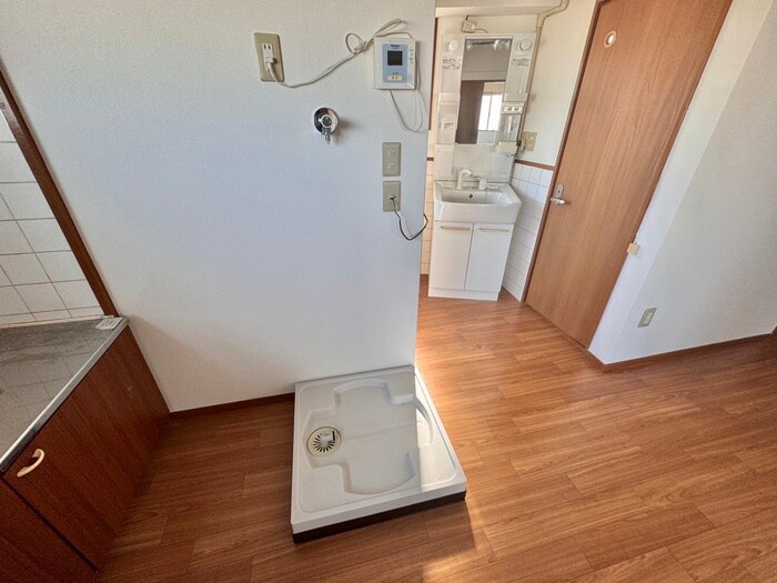 物件内観写真18　(洗濯機置場)