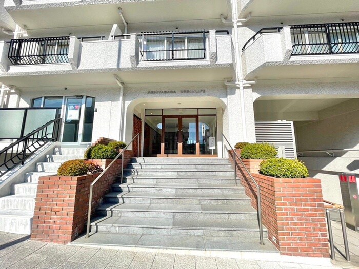 物件外観写真2　(エントランス部分)