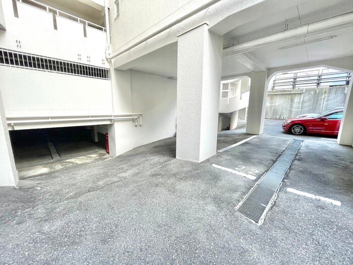 物件外観写真4　(駐車場)