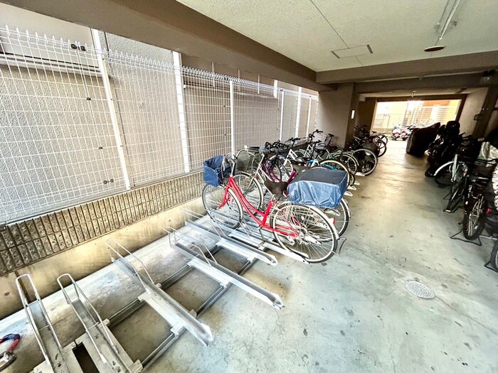 物件外観写真4　(駐輪場)