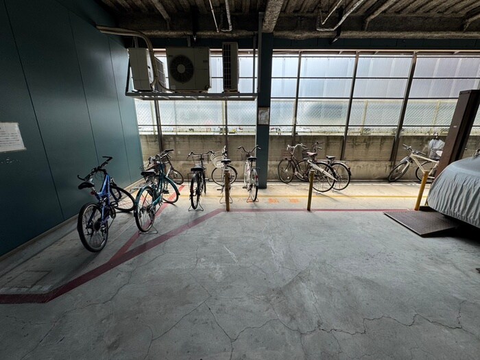 物件外観写真5　(駐輪場)