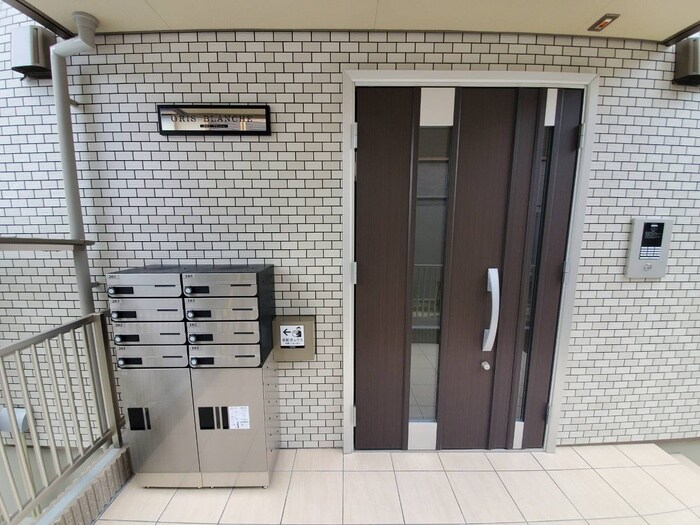 物件外観写真3　(エントランス部分)