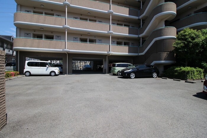 物件外観写真4　(駐車場)