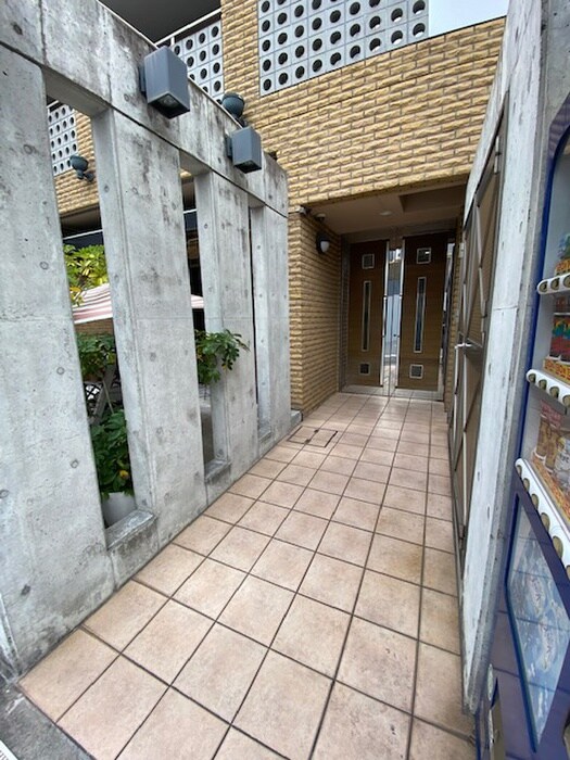 物件外観写真2　(エントランス部分)