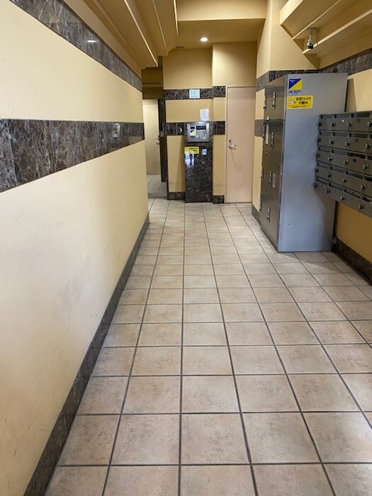 物件外観写真6　(エントランス部分)