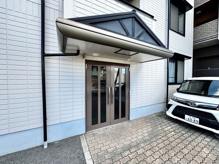 物件外観写真4　(エントランス部分)