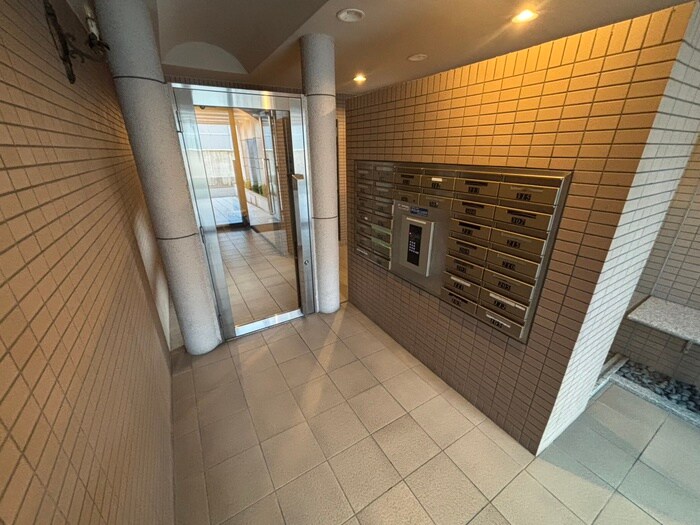 物件外観写真4　(エントランス部分)