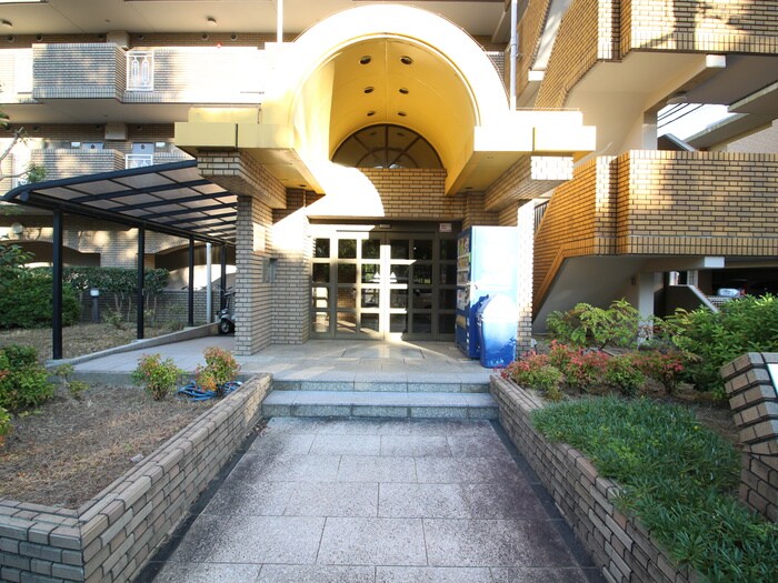 物件外観写真4　(エントランス部分)