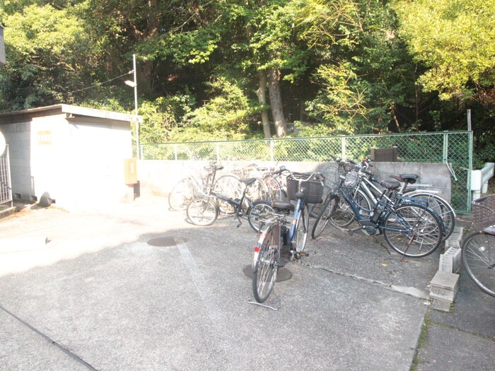 物件外観写真4　(駐輪場)