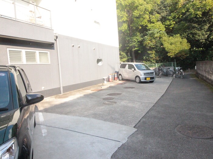 物件外観写真5　(駐車場)