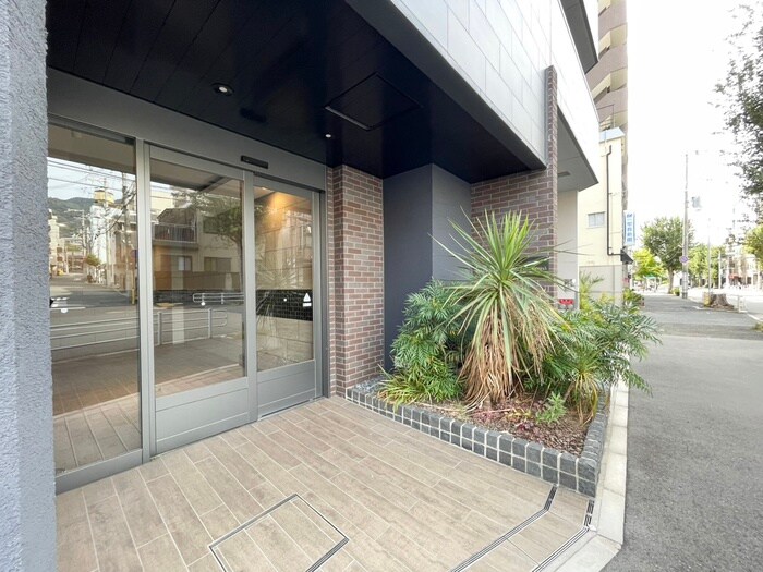 ｴｽﾃﾑｺｰﾄ神戸山手ｽﾃｰｼｮﾝﾃﾞｭｵのエントランス部分