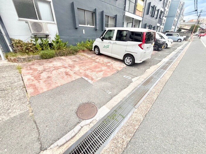 物件外観写真3　(駐車場)