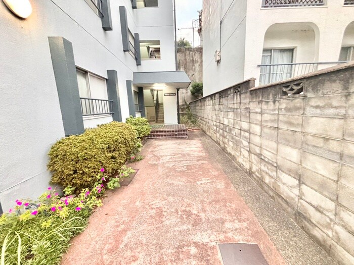 物件外観写真4　(エントランス部分)