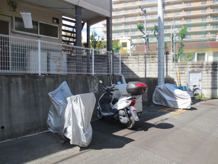 物件外観写真3　(駐輪場)