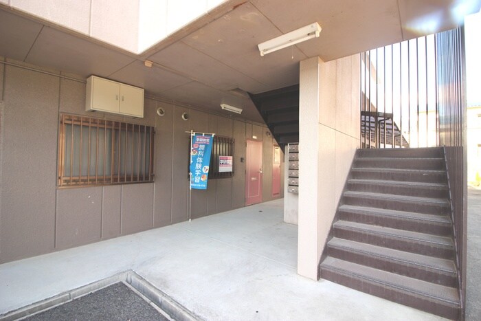 物件外観写真2　(エントランス部分)