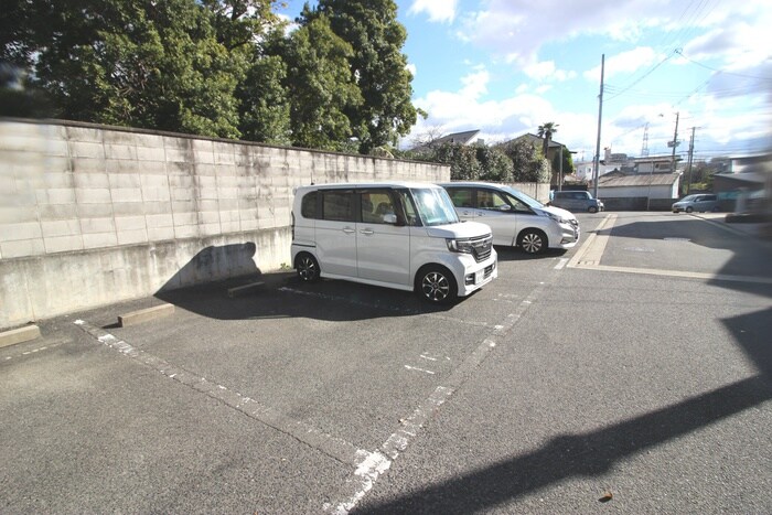物件外観写真3　(駐車場)