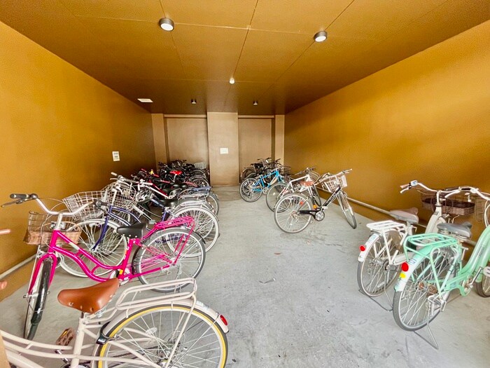 物件外観写真2　(駐輪場)