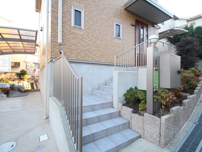 物件外観写真4　(エントランス部分)