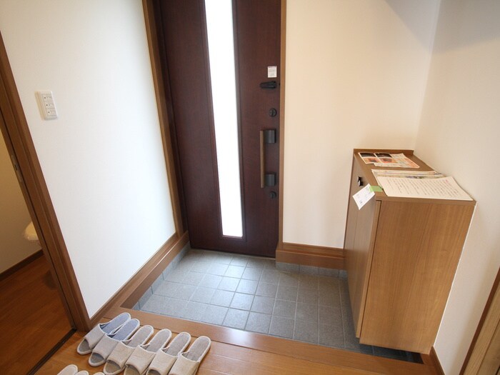 物件内観写真10　(玄関)