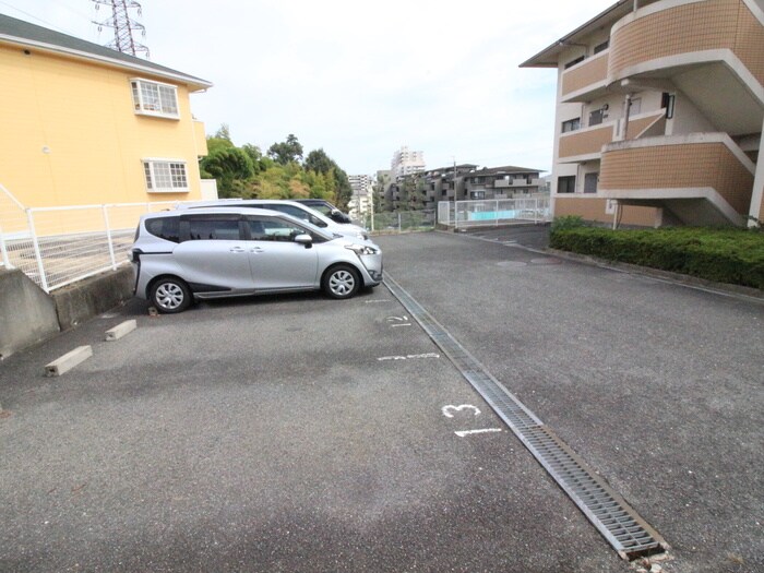 物件外観写真4　(駐車場)