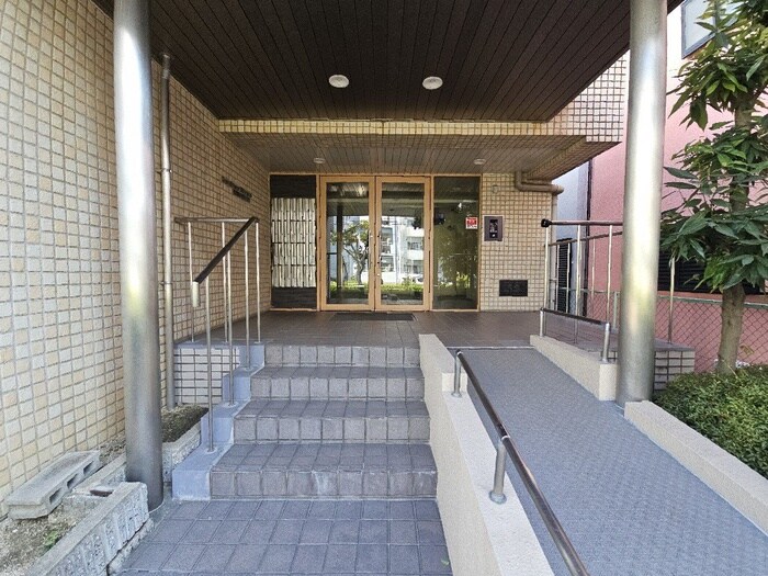 物件外観写真3　(エントランス部分)