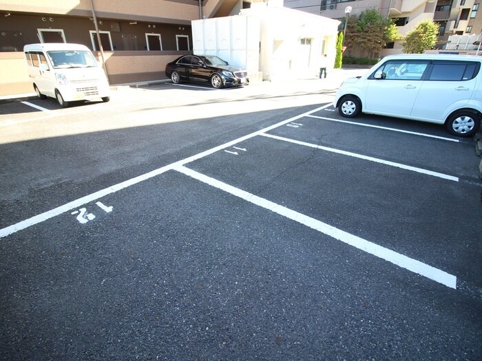 物件外観写真4　(駐車場)