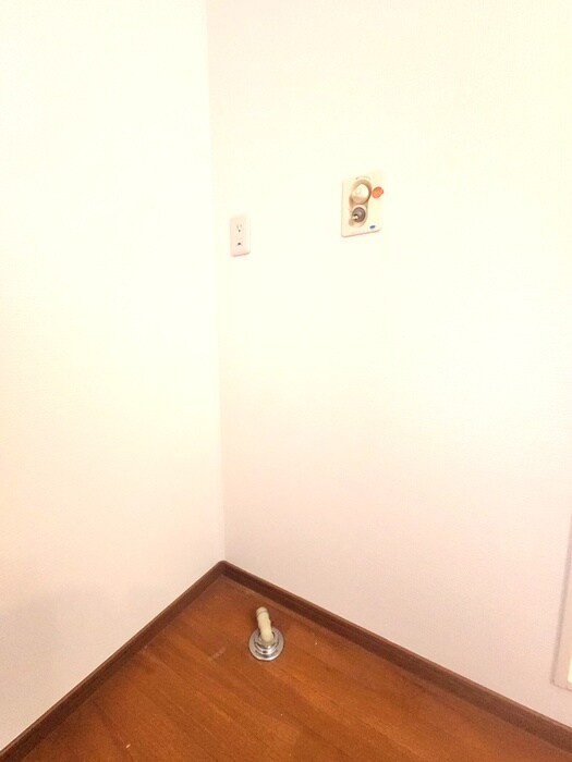 物件内観写真12　(洗濯機置場)