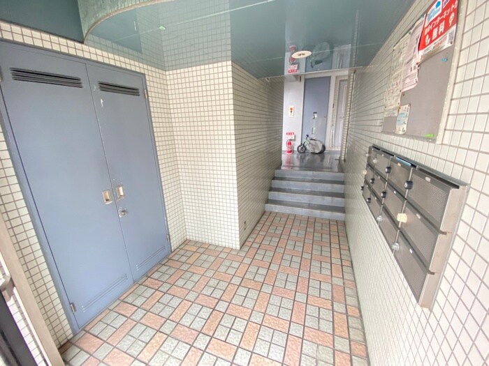 物件外観写真4　(エントランス部分)