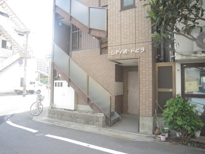 物件外観写真3　(エントランス部分)