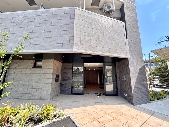 物件外観写真5　(エントランス部分)