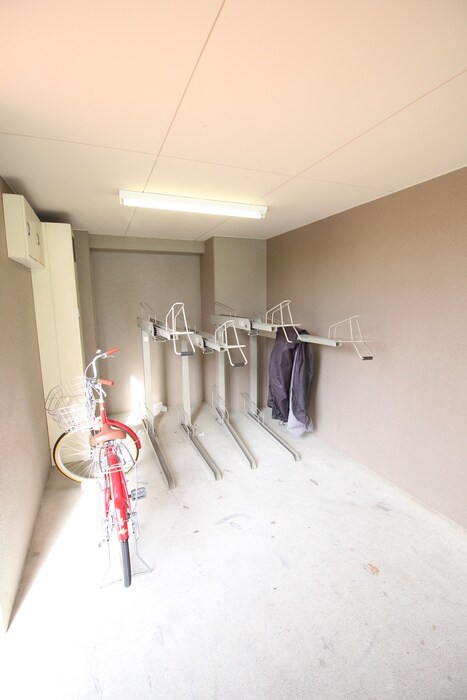 物件外観写真4　(駐輪場)