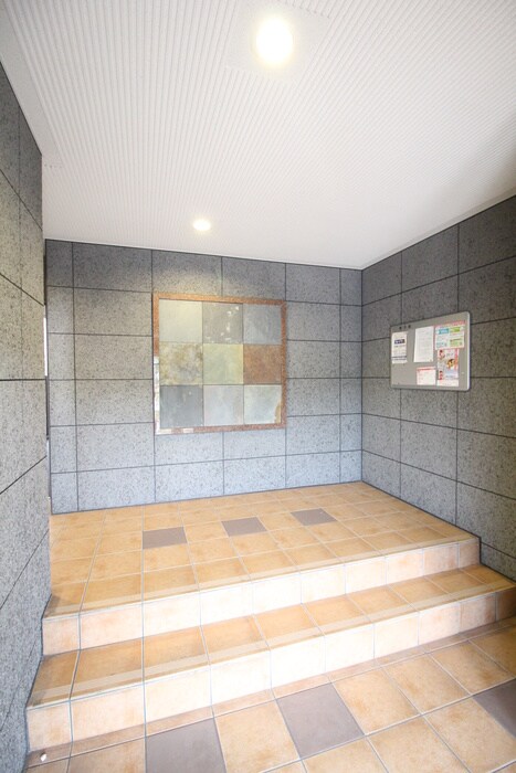 物件外観写真6　(エントランス部分)