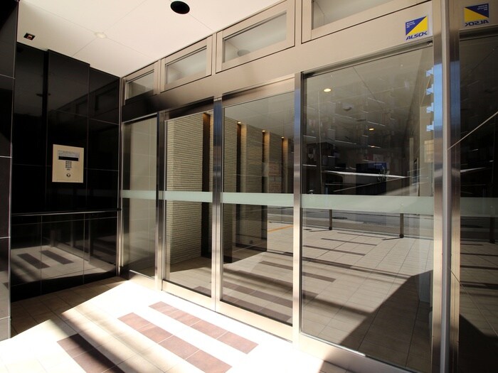 物件外観写真2　(エントランス部分)