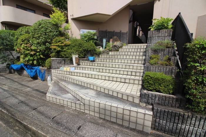 メゾンドール東条のエントランス部分