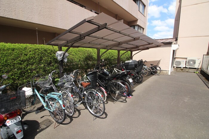 メゾンドール東条の駐輪場